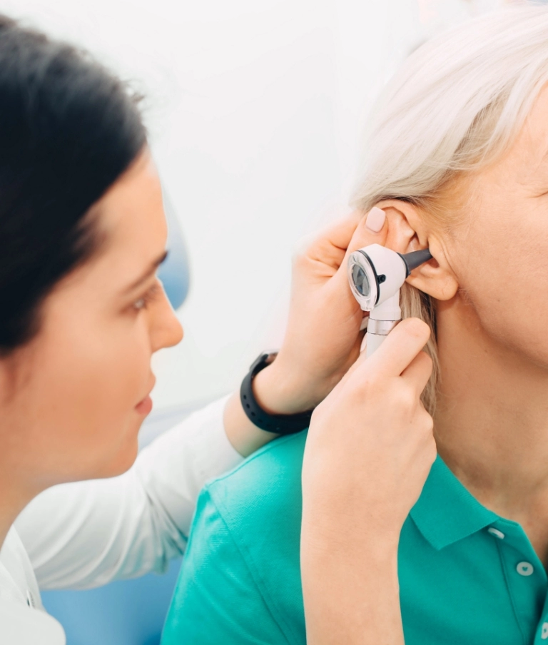 pacjent podczas badania słuchu